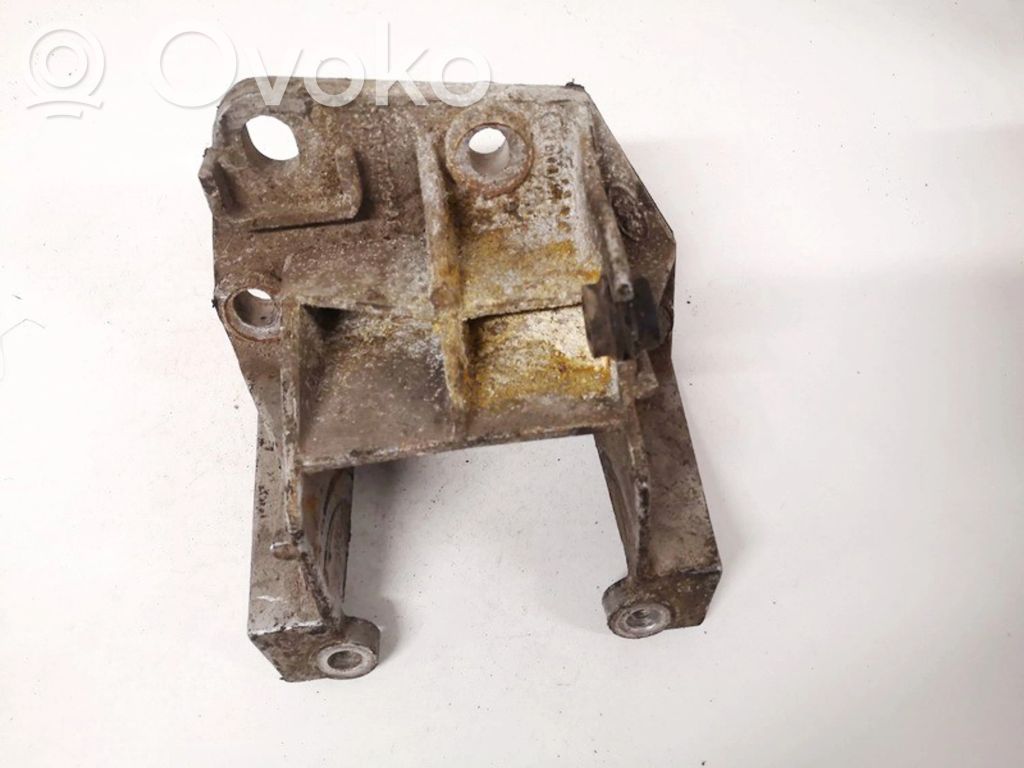 Ford Fiesta Wspornik / Mocowanie silnika 