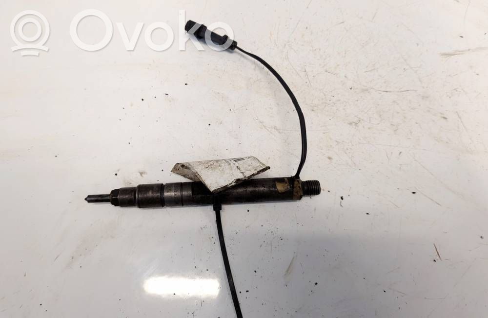 Volkswagen PASSAT B5 Polttoainesuutin 