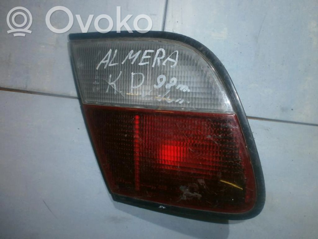 Nissan Almera Lampy tylnej klapy bagażnika 