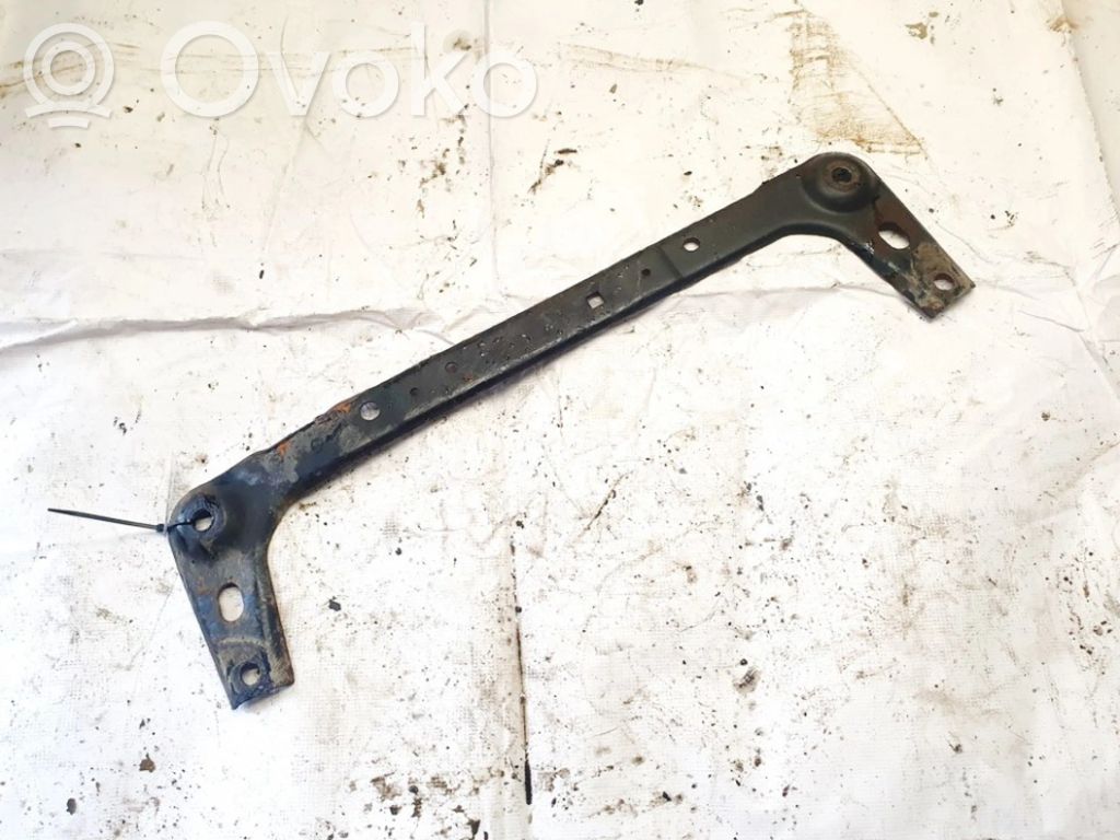 Engine mounting bracket