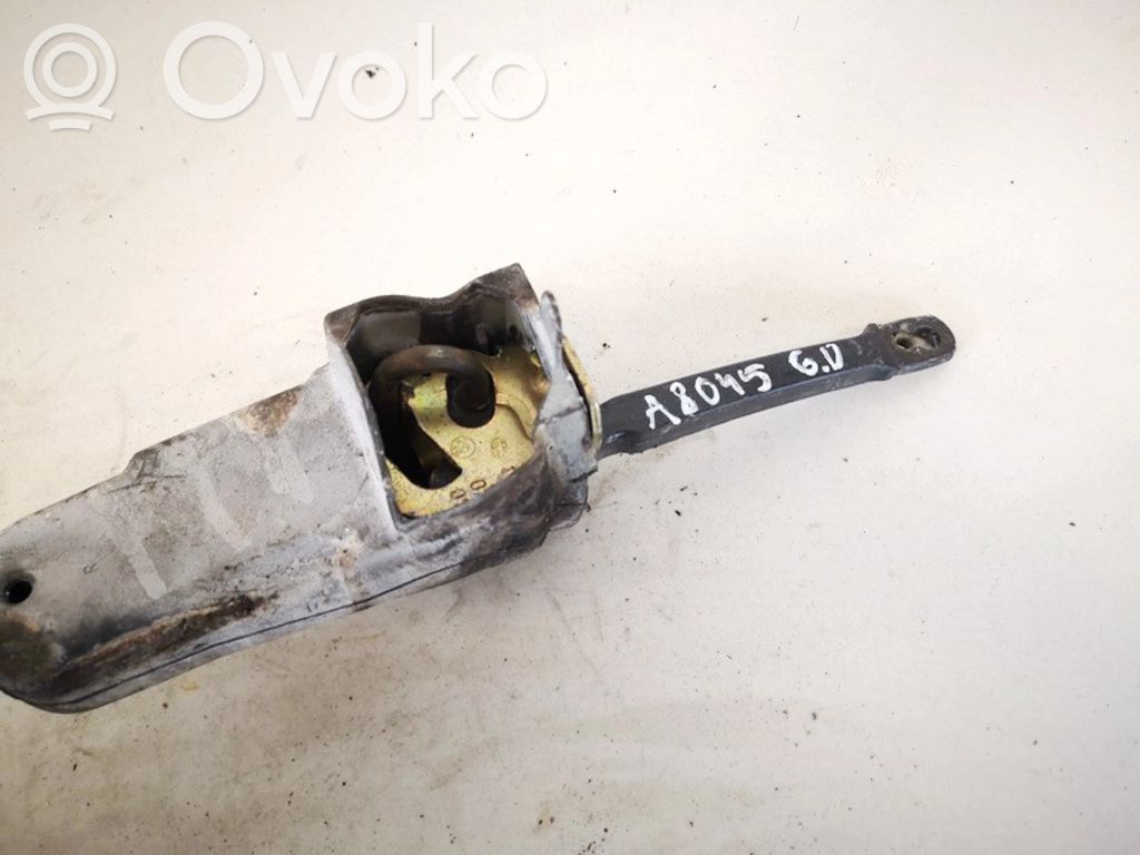 BMW 5 E39 Takaoven pidätin 