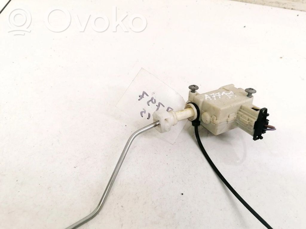 Volkswagen PASSAT B6 Silniczek / Siłownik zamka centralnego 