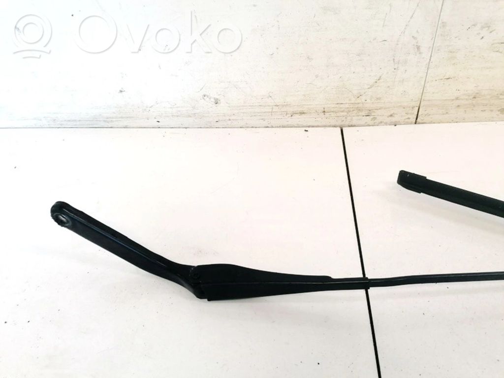 BMW 1 E81 E87 Etupyyhkimen sulan varsi 