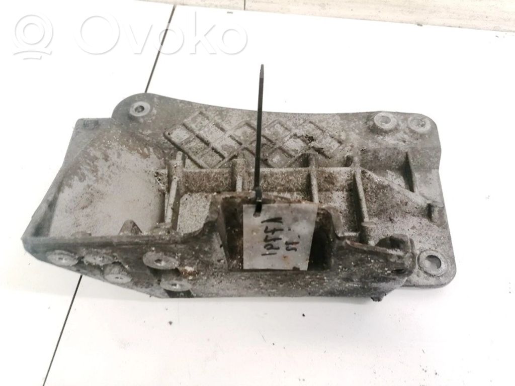 Nissan Primera Engine mounting bracket 