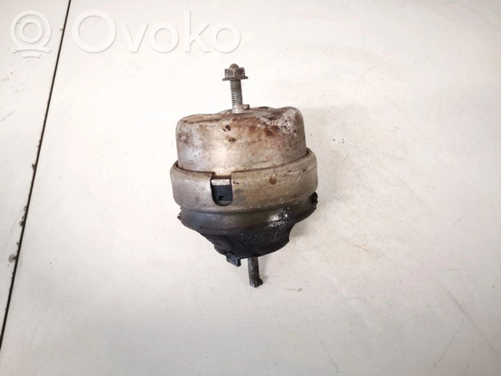Volkswagen PASSAT B5 Supporto di montaggio del motore 