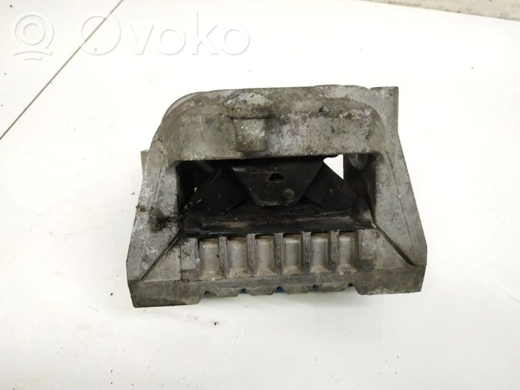 Volkswagen PASSAT B6 Suport tampon motor