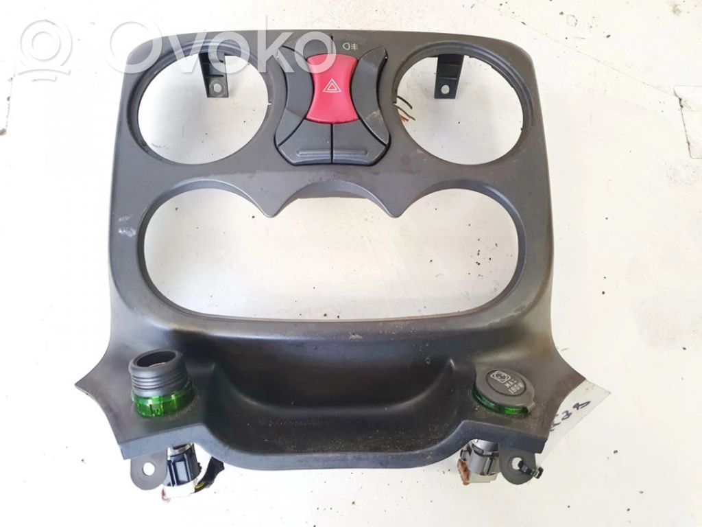 Fiat Doblo Botón interruptor de luz de peligro