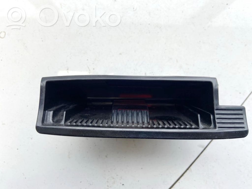 Mazda 3 I Peleninė panelėje 