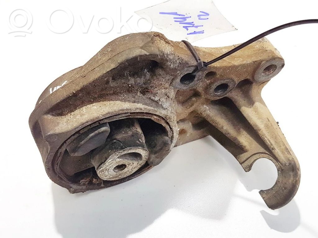 Chrysler Town & Country III Engine mount bracket 