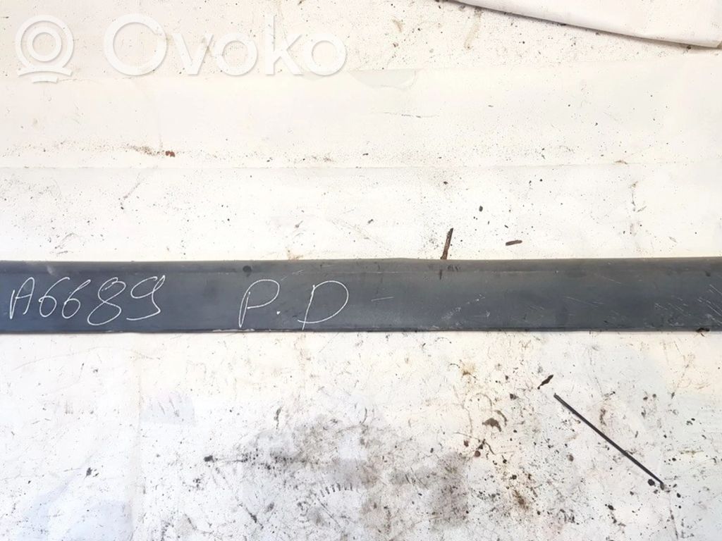Volkswagen PASSAT B3 Moulure de porte avant