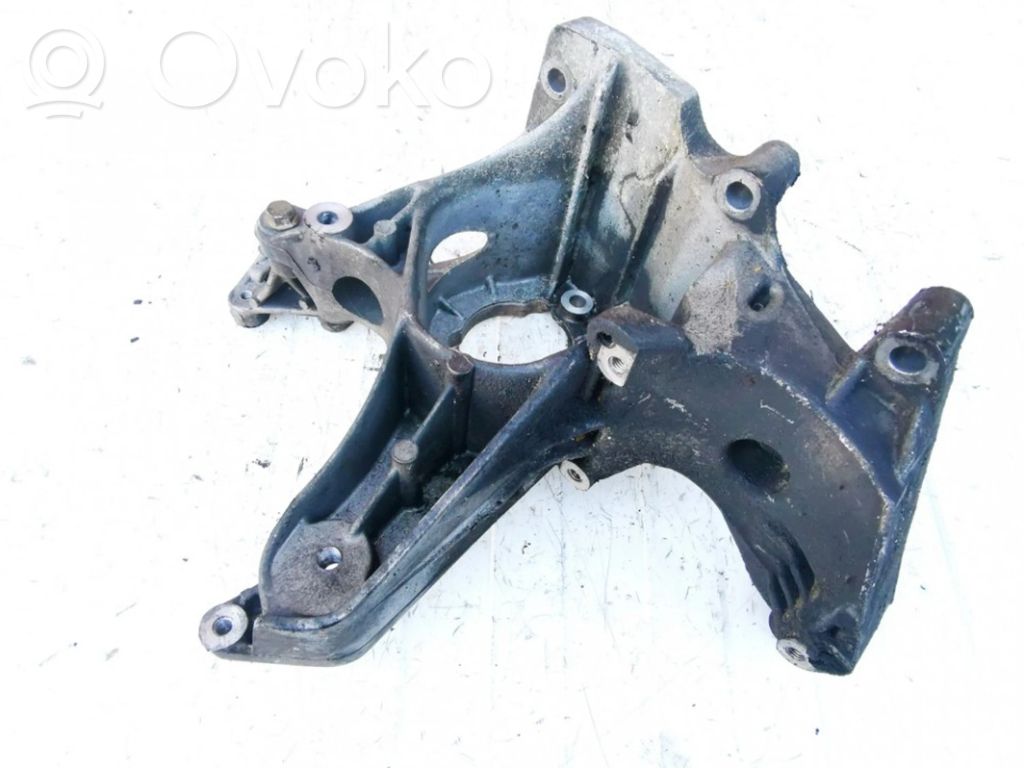 Volvo S40, V40 Engine mounting bracket 