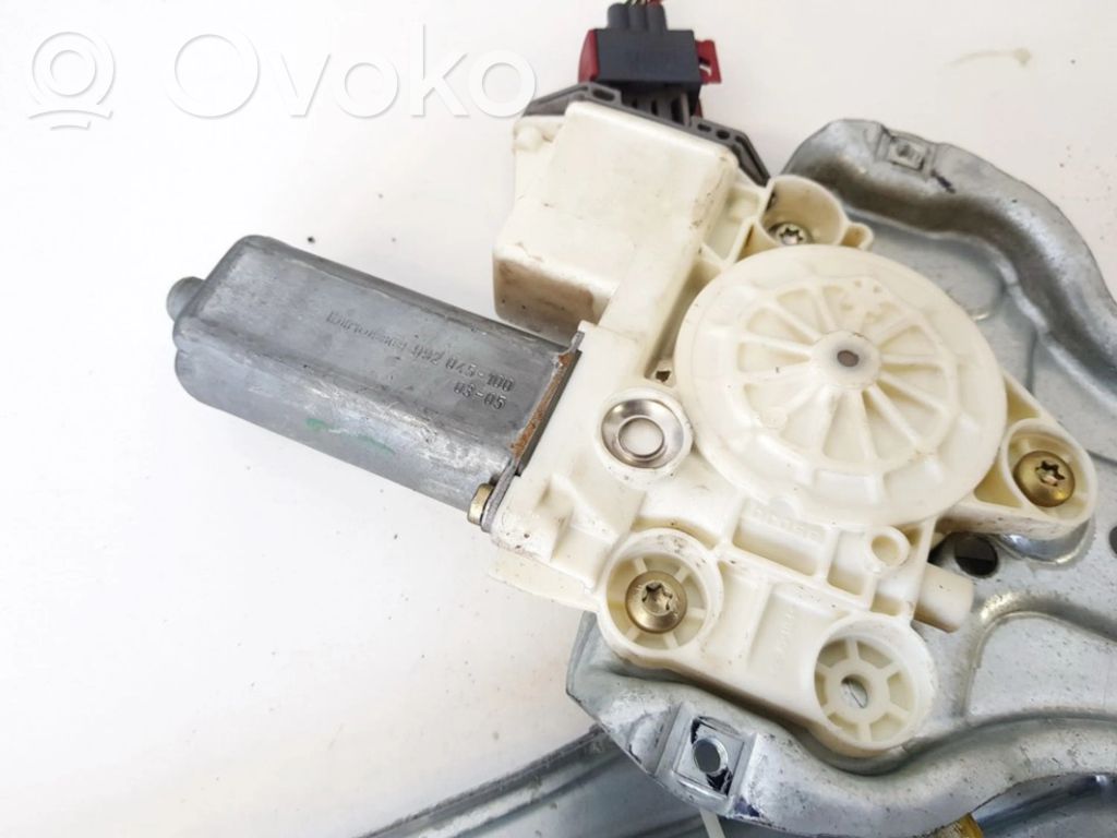 Toyota Avensis T250 Silniczek podnoszenia szyby drzwi tylnych 