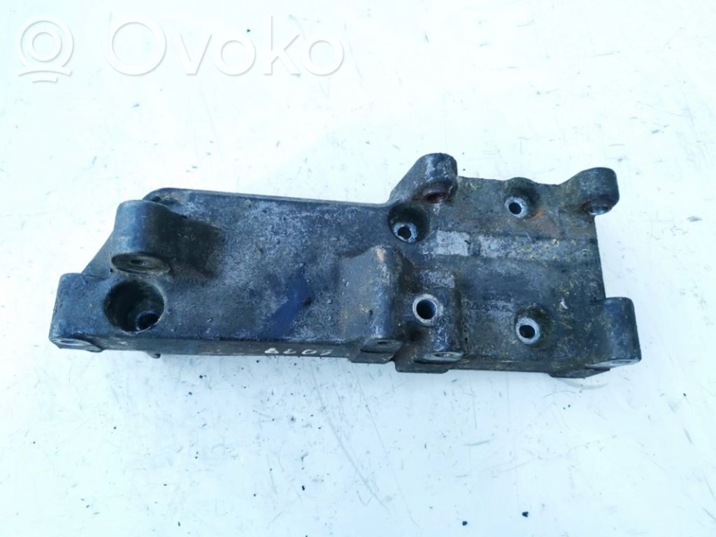 Volvo S70  V70  V70 XC Engine mounting bracket 