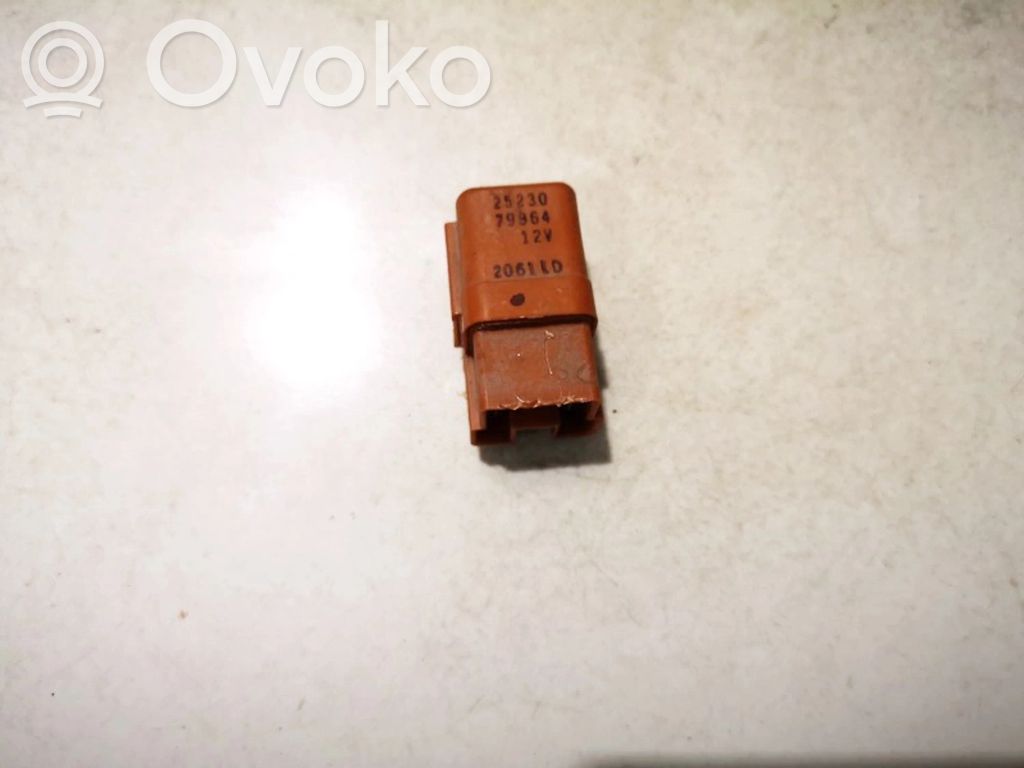 Nissan Almera Tino Alte relee 