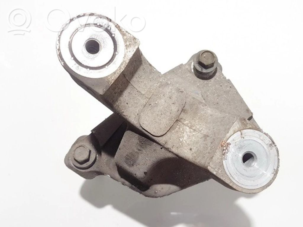 Honda CR-V Engine mounting bracket 