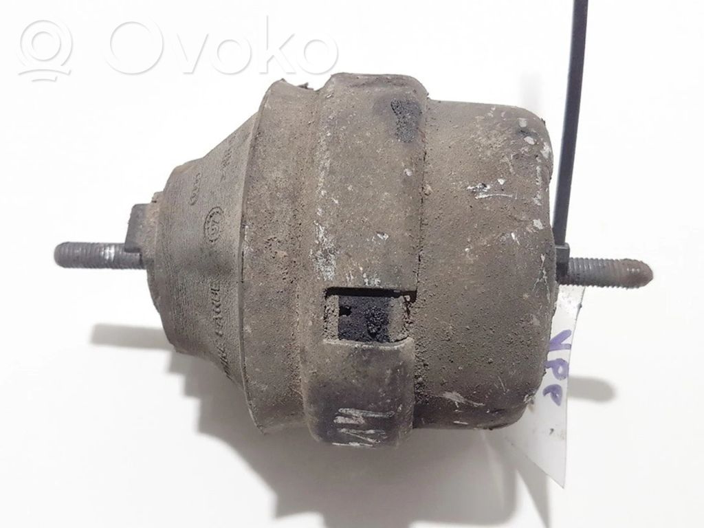Volkswagen PASSAT B5 Supporto di montaggio del motore