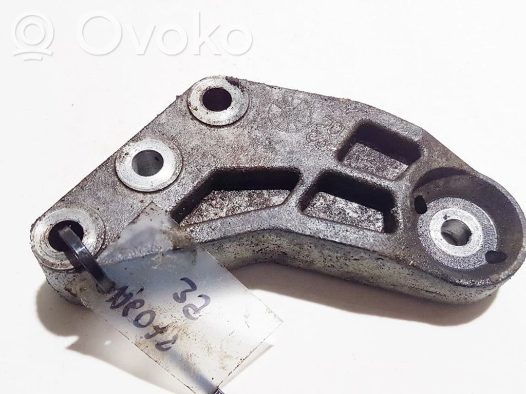 Chevrolet Nubira Engine mounting bracket 