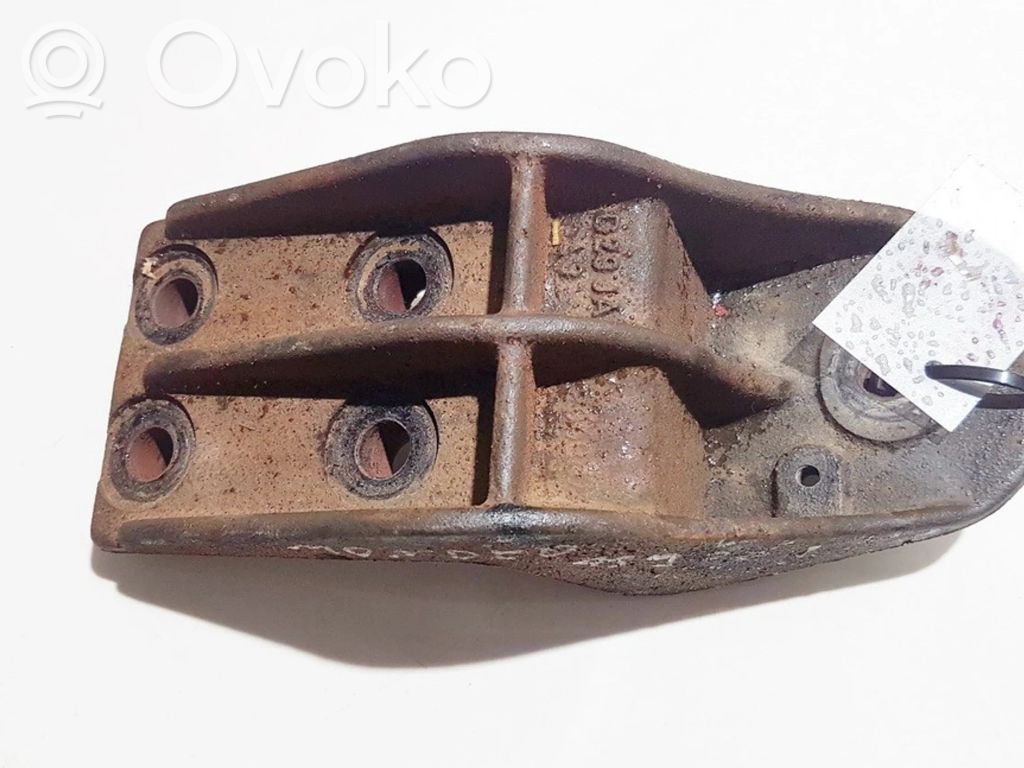 Ford Mondeo Mk III Engine mounting bracket 