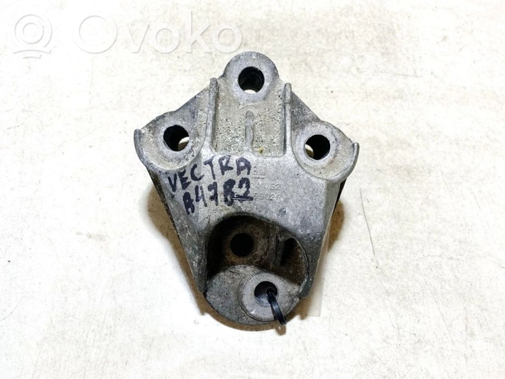 Opel Vectra B Engine mounting bracket 