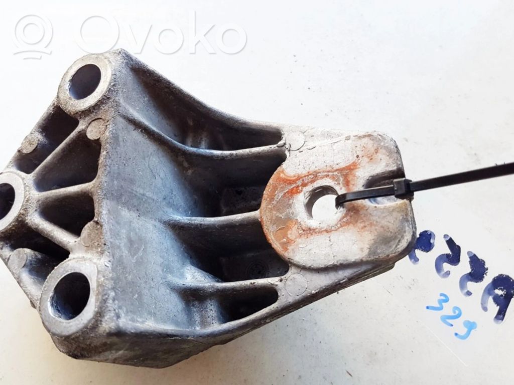Opel Vectra B Engine mounting bracket 