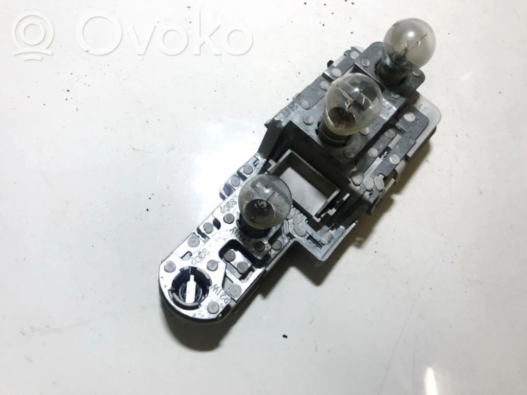 Takavalon polttimon suojan pidike   8L0945257,8L0945257