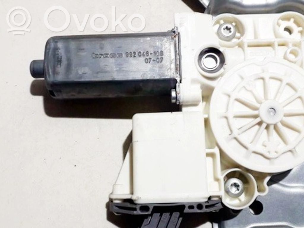 Toyota Avensis T250 Silniczek podnoszenia szyby drzwi tylnych