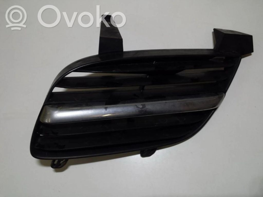 Nissan Almera N16 Grotelės priekinės 