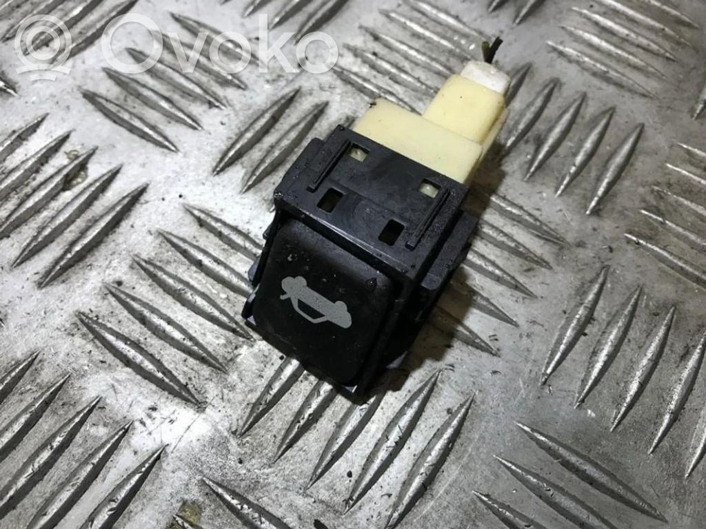 Interruptor para abrir la puerta trasera   15A604,15A604