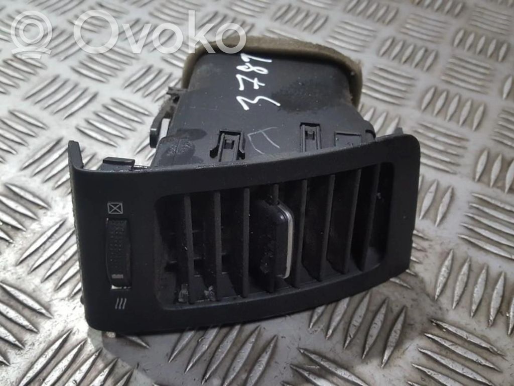 Toyota Corolla Verso E121 Grilă ventilație/ramă laterală bord 