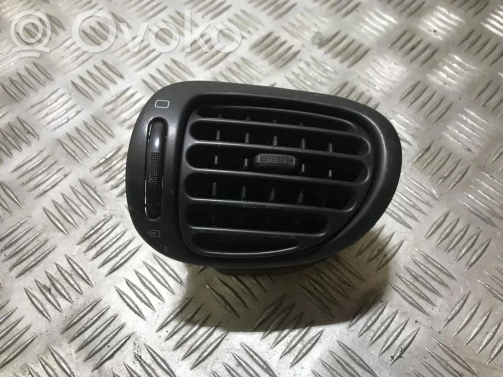 Peugeot 206 Rejilla de ventilación central del panel 