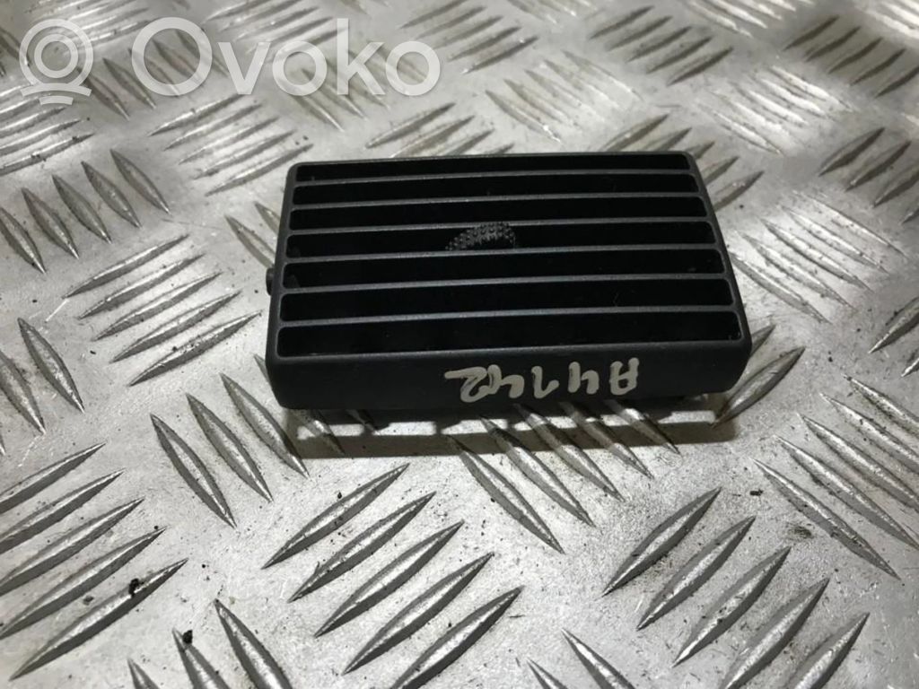 Volkswagen Golf IV Dysze / Kratki środkowego nawiewu deski rozdzielczej 