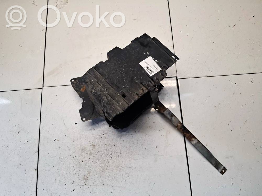 Ford Fiesta Akkulaatikon alusta