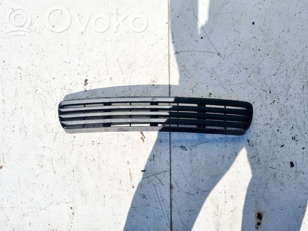 Audi 80 90 S2 B4 Mascherina inferiore del paraurti anteriore 