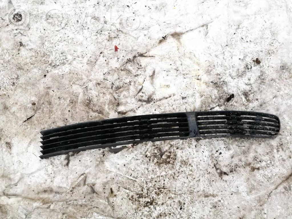 Volkswagen PASSAT B5 Grille inférieure de pare-chocs avant