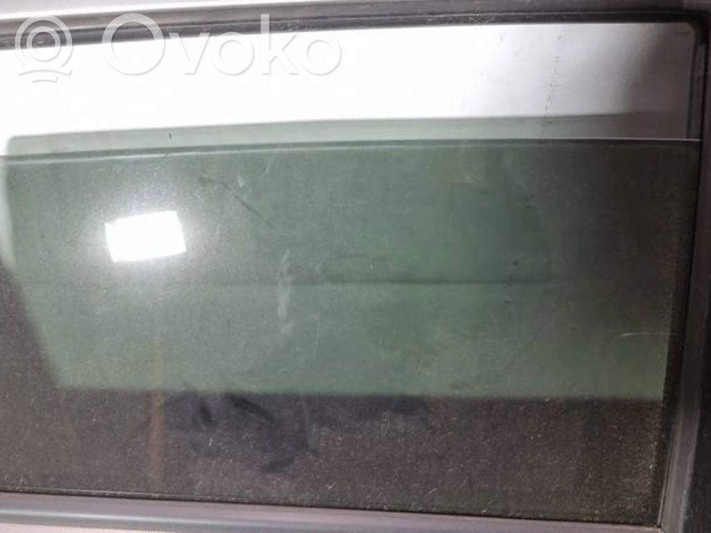 Nissan Note (E11) Vitre de fenêtre porte arrière