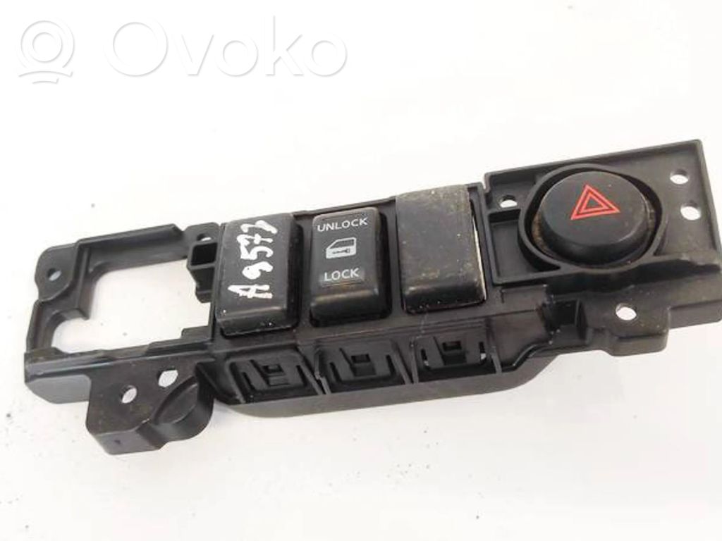 Nissan NV200 Interruttore luci di emergenza 
