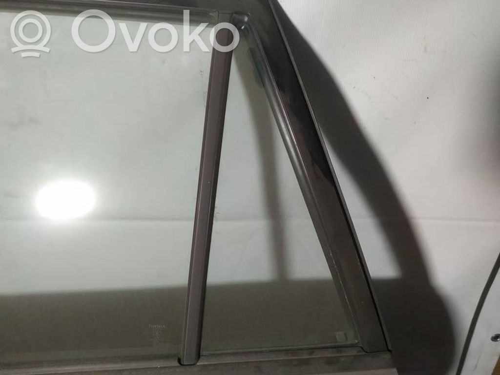Toyota Corolla Verso E121 Vetro del deflettore posteriore 