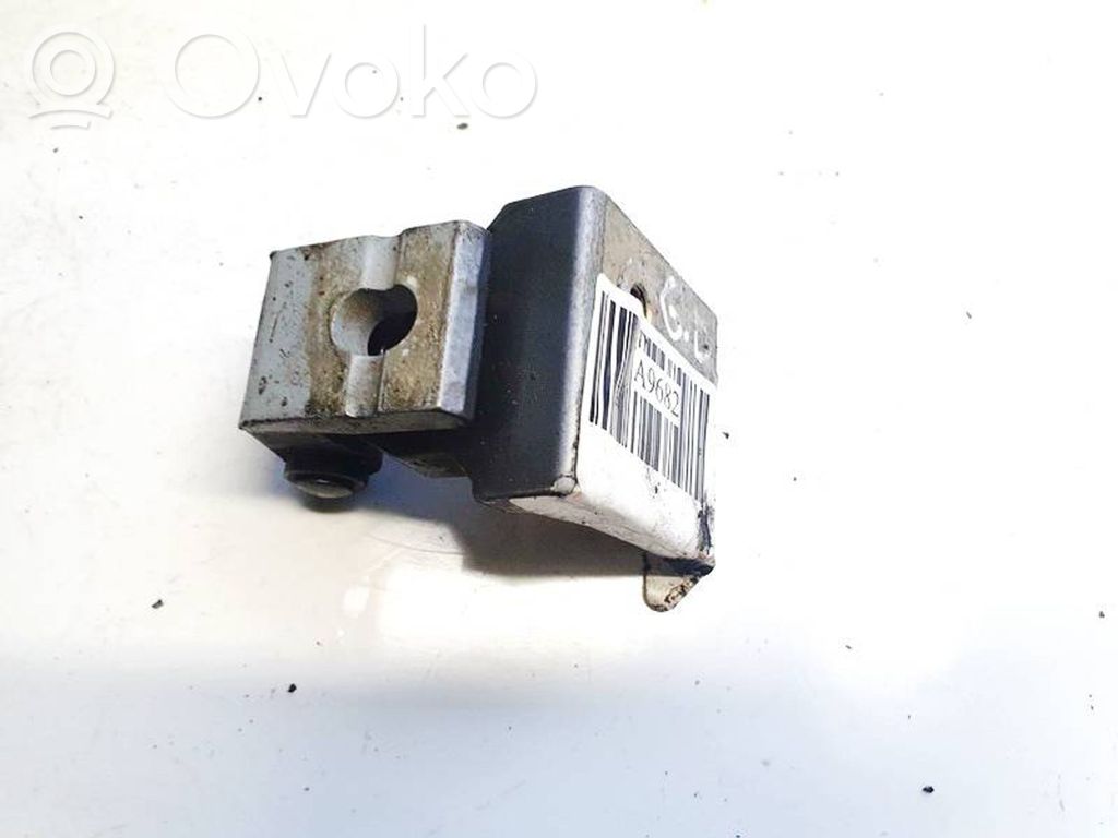 Bisagra inferior de la puerta trasera   8D0833402,8D0833402
