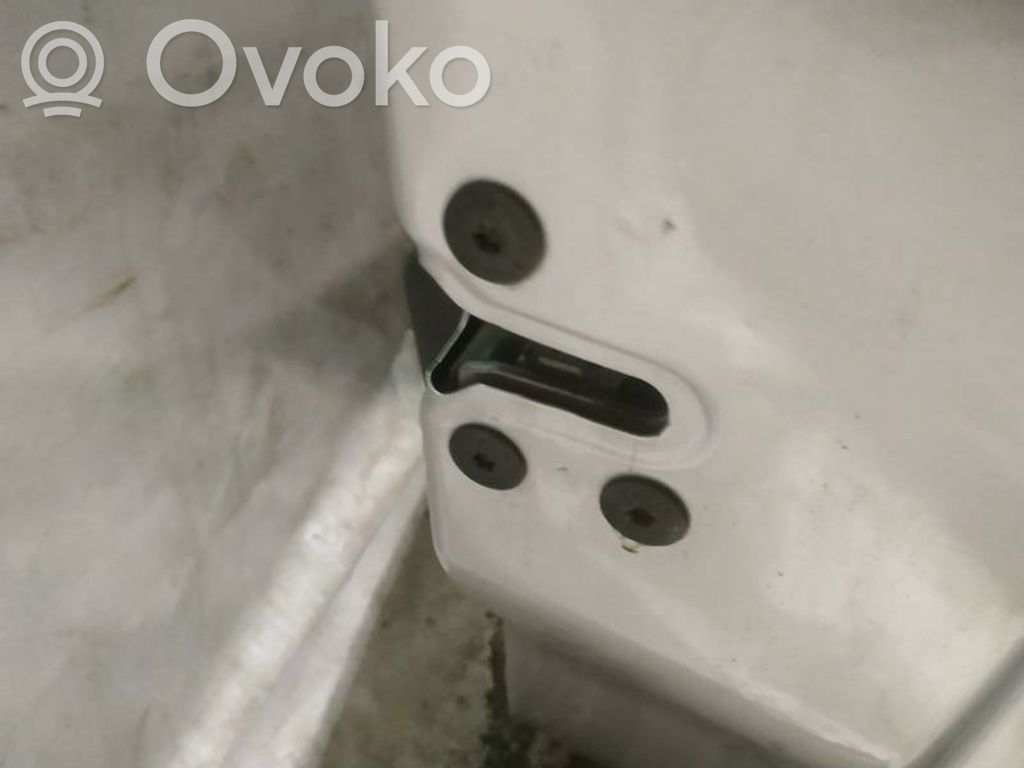 Priekšpusē slēdzene