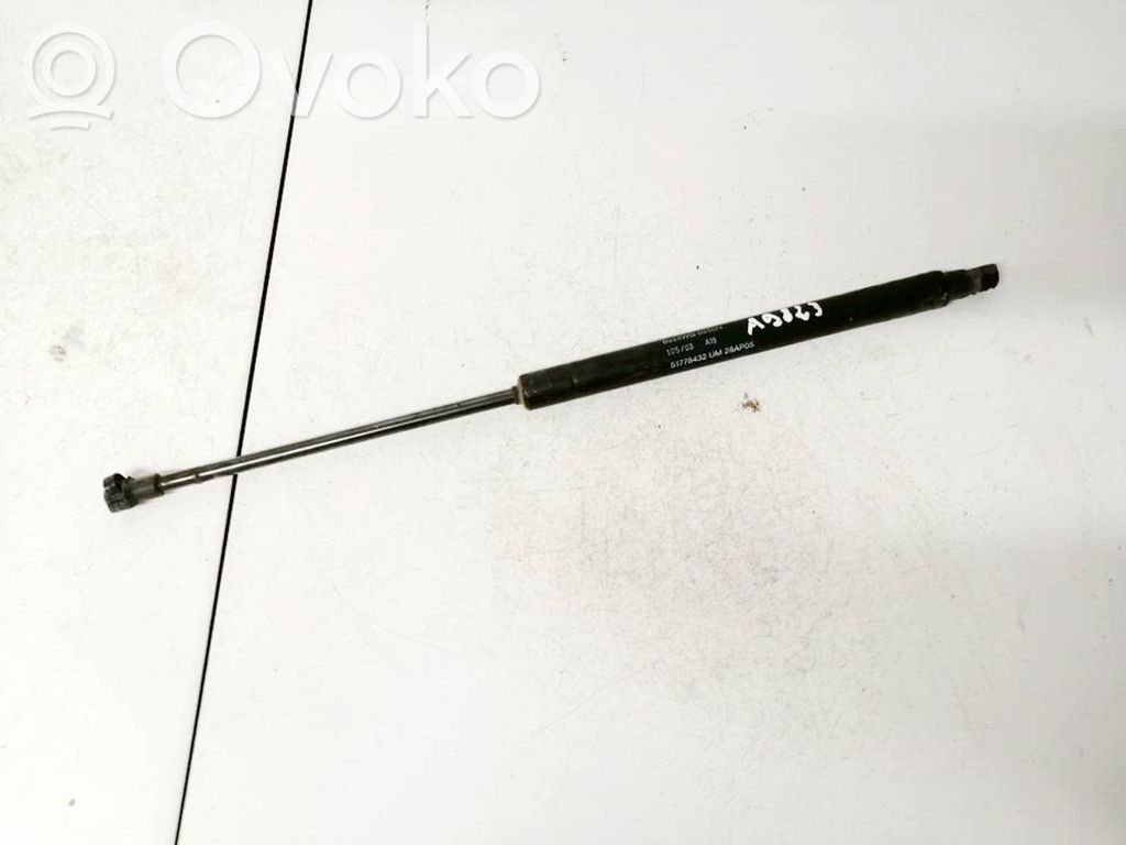 Fiat Punto (188) Takaluukun tuen kaasujousi 