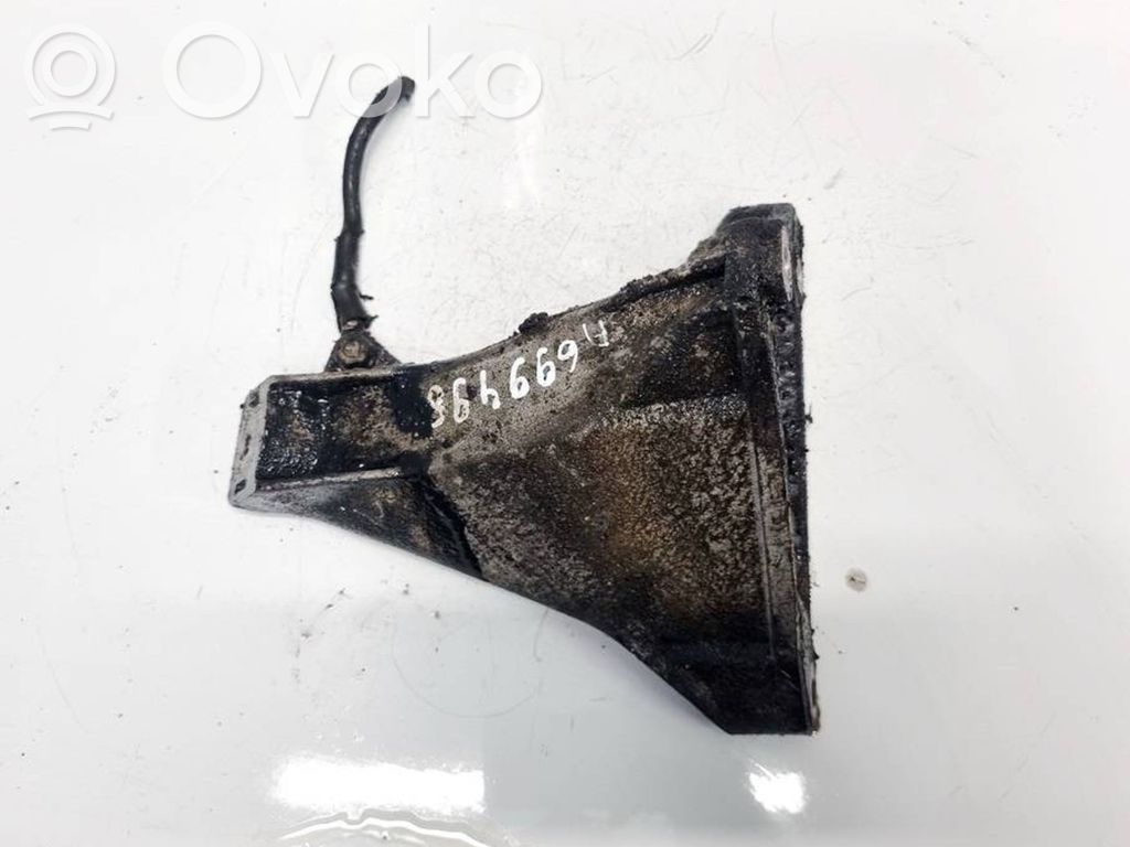 Volkswagen PASSAT B5 Engine mounting bracket 