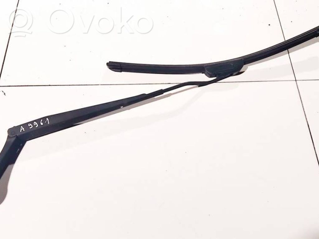 Front wiper blade arm