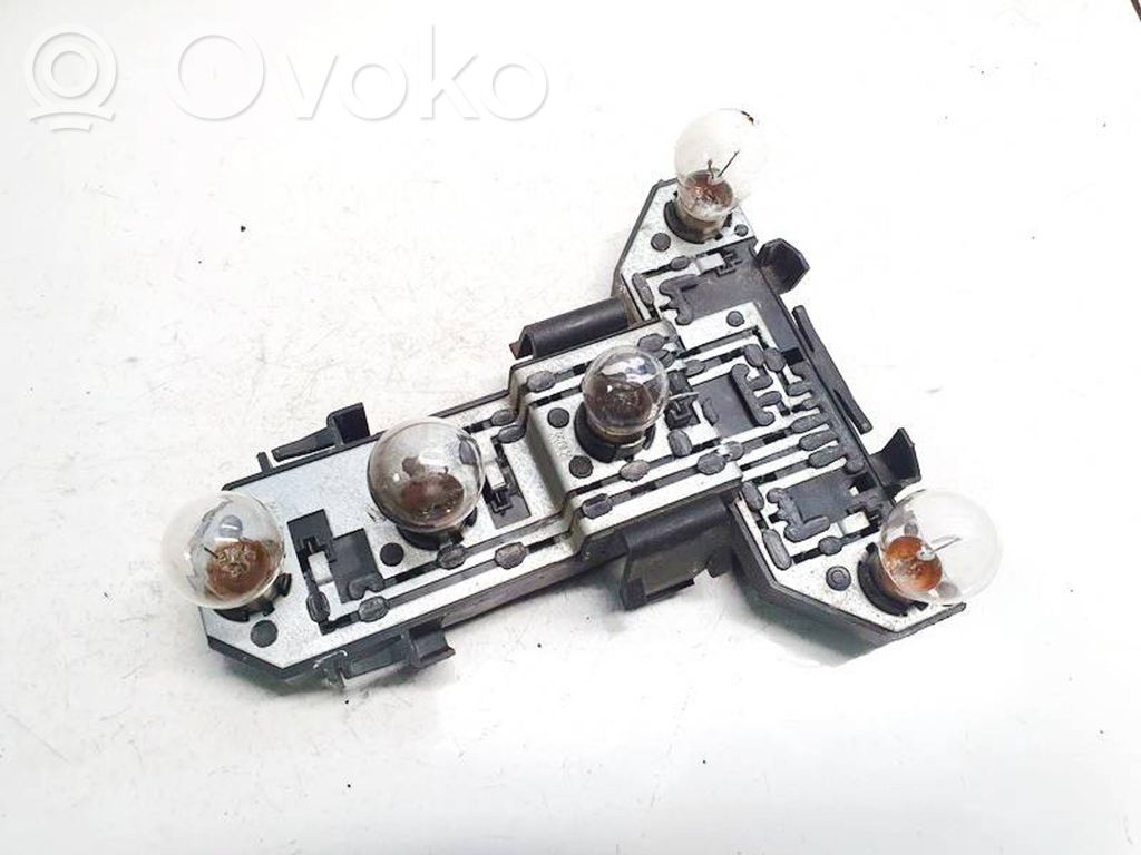 Volkswagen Golf IV Takavalon polttimon suojan pidike 