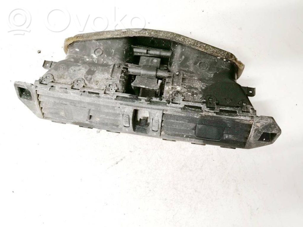 Grille d'aération centrale   69107340,7009275,69107340,7009275