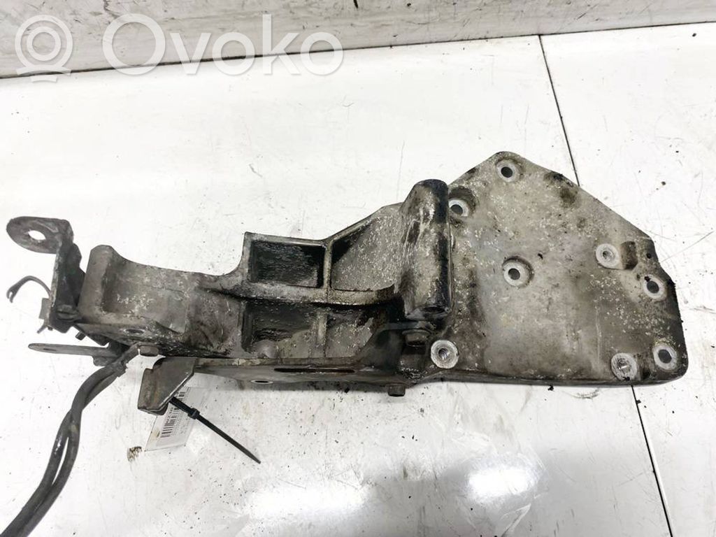 Nissan Pathfinder R51 Engine mounting bracket 