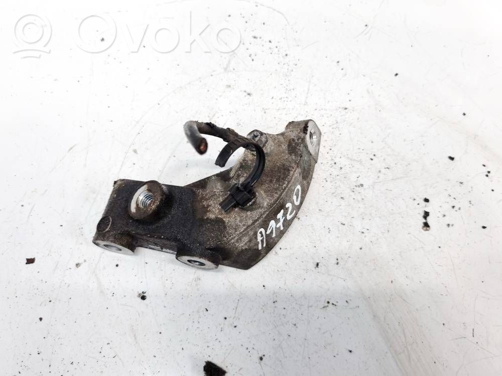 Engine mounting bracket