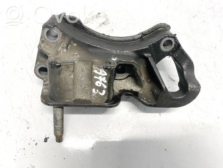 Ford Focus Engine mounting bracket 