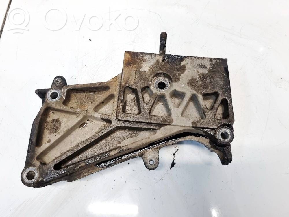 Engine mounting bracket