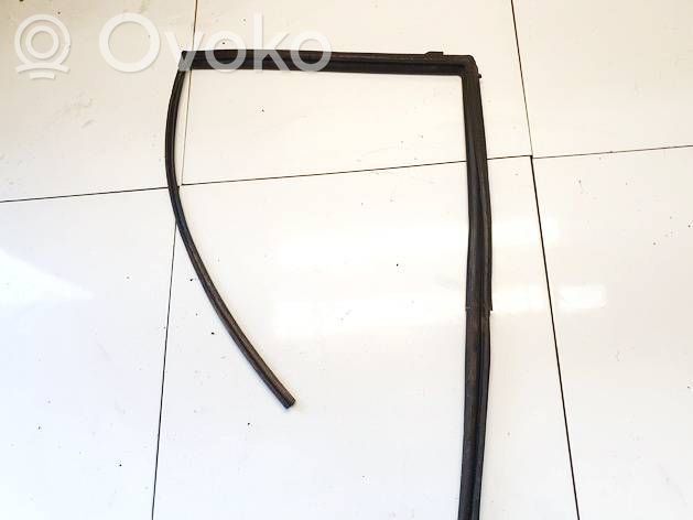 Toyota Yaris Gumowa uszczelka drzwi tylnych 