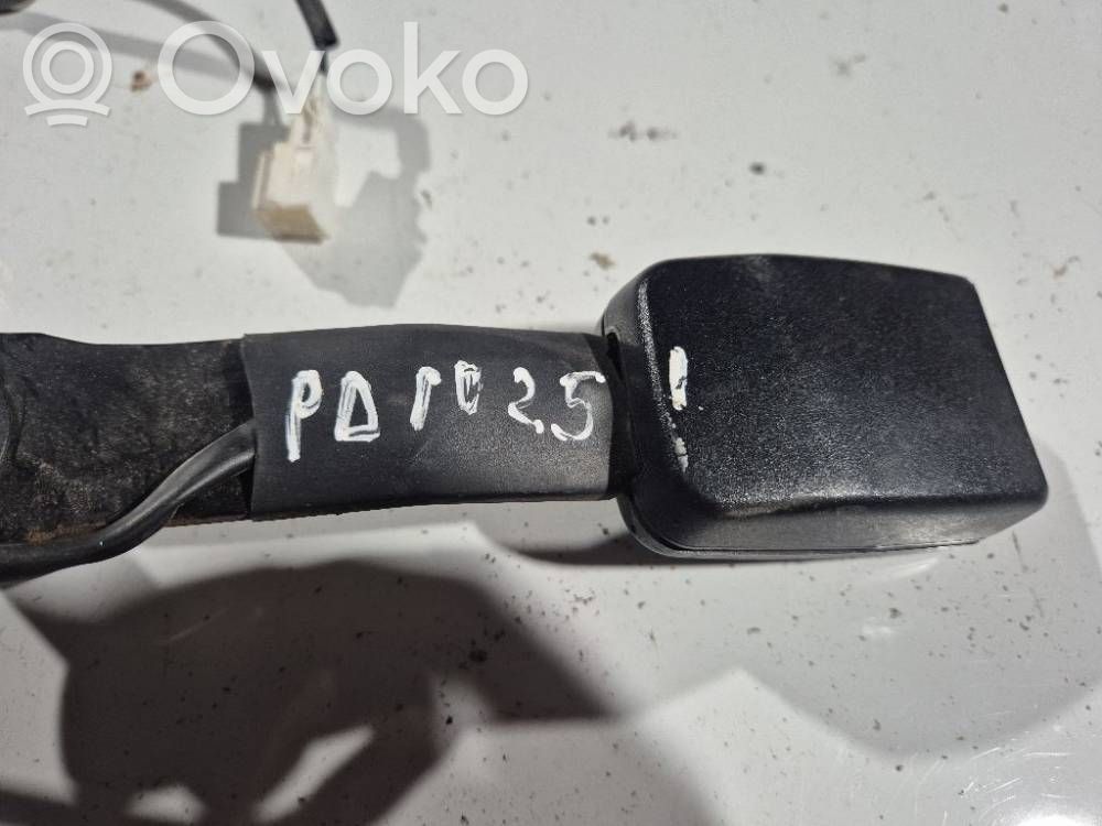 Nissan Primera Klamra przedniego pasa bezpieczeństwa 